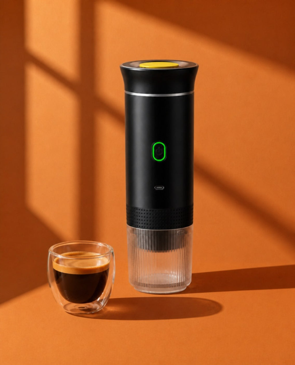 Cafetera Cafena negra con un espresso