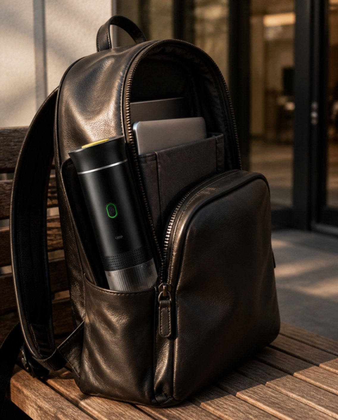 Cafetera en la mochila de trabajo